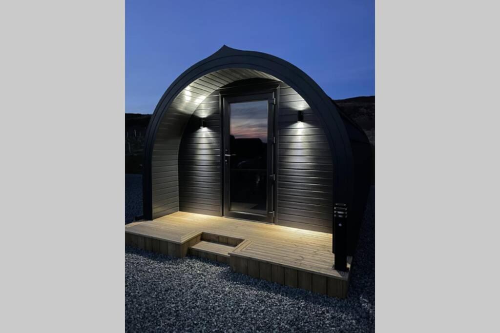 Allt Yelkie Pod Tri, *